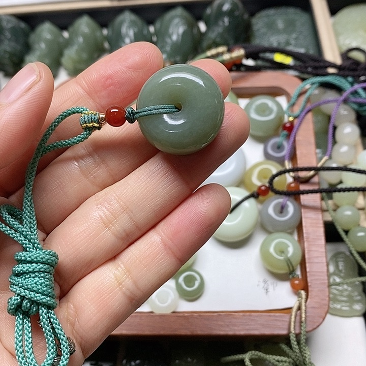 和田玉颈饰足铂镶嵌