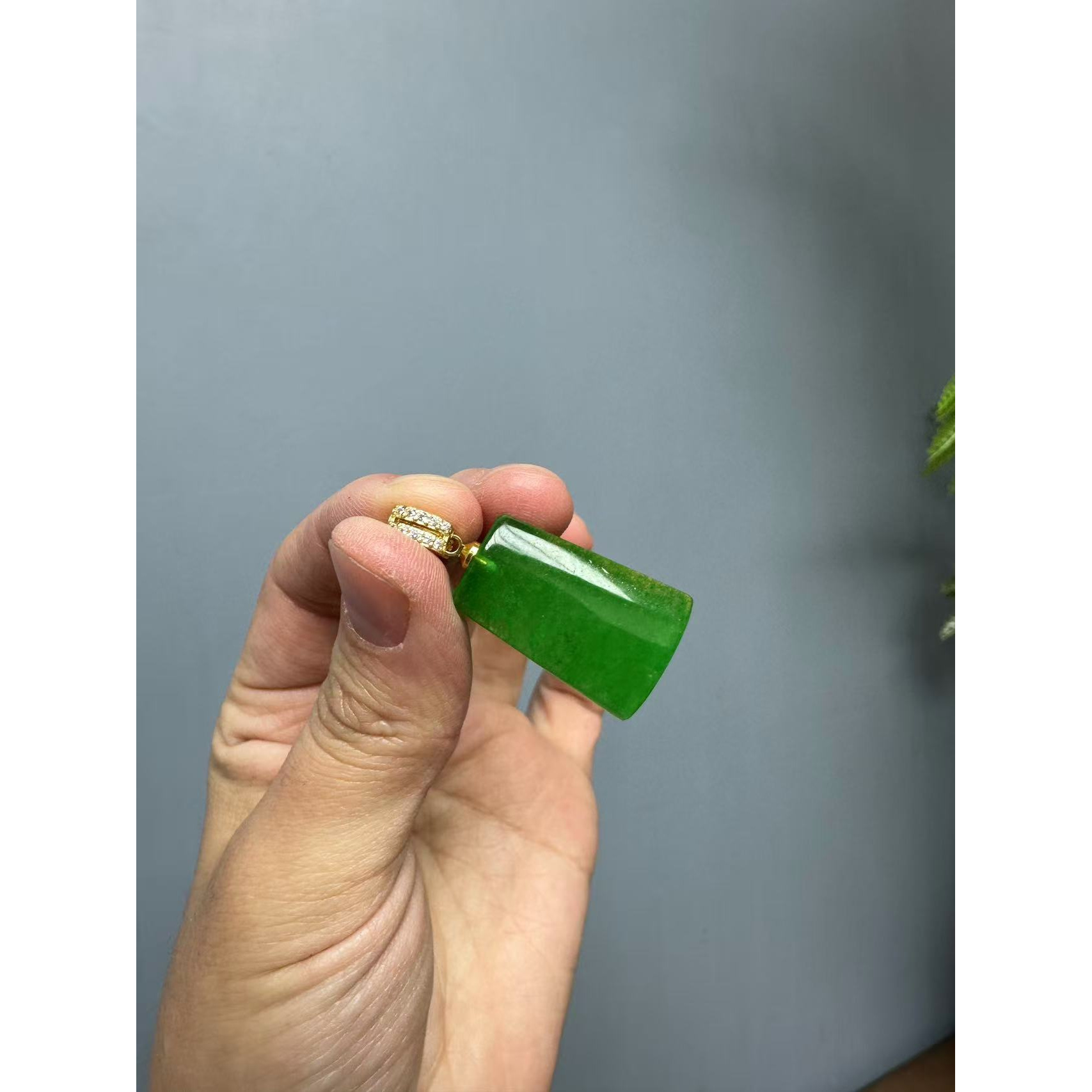 翡翠满钻14k梯形无事牌吊坠
