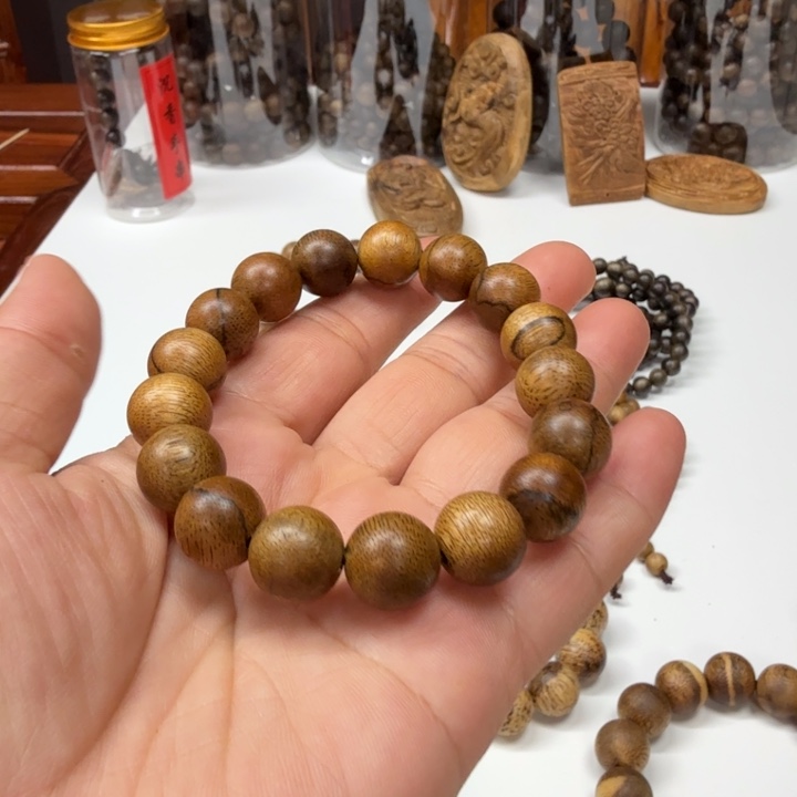 沉香碎屑沉香海南黄油格1.2大➕碎屑多样性发一