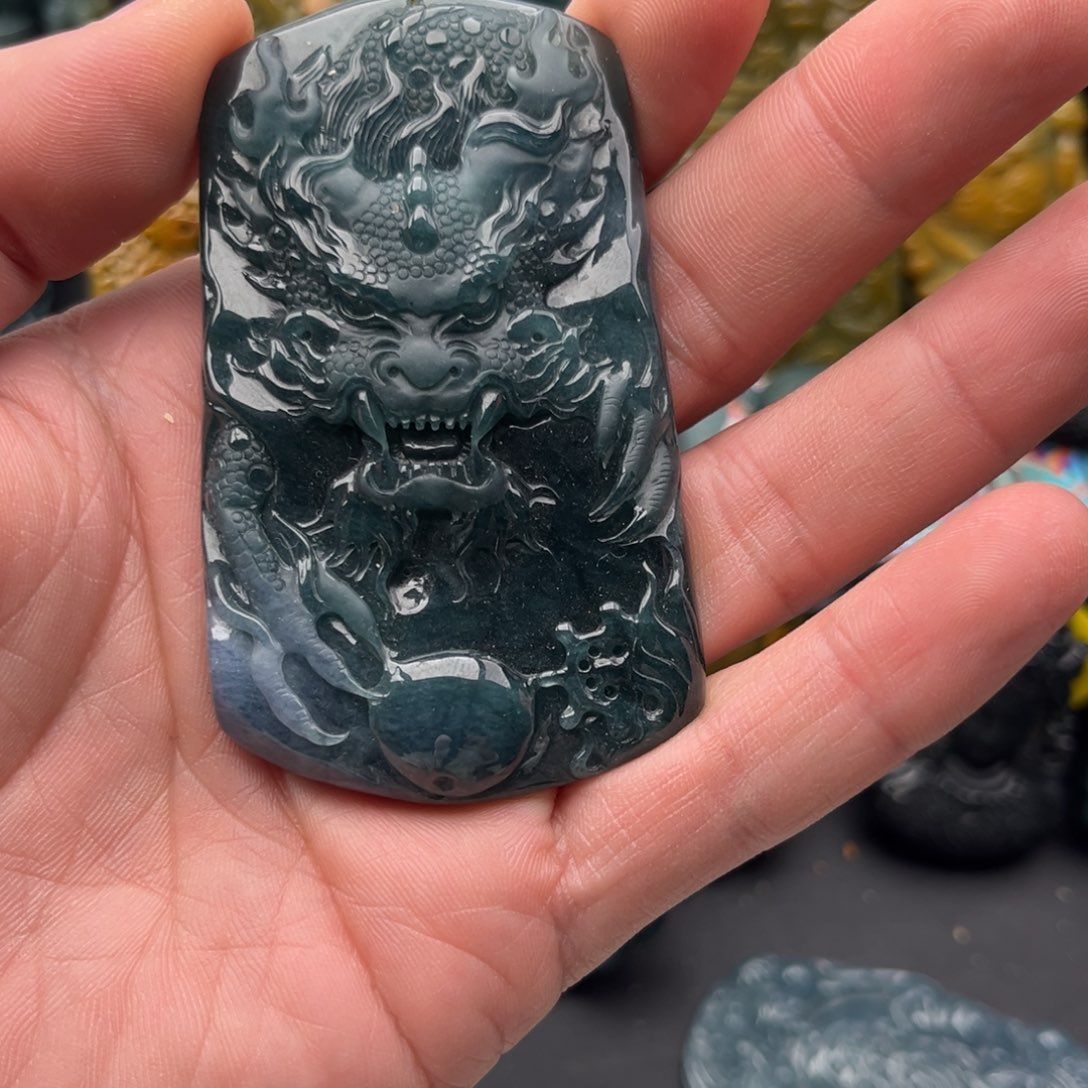 小****翡翠未镶嵌颈饰龙牌