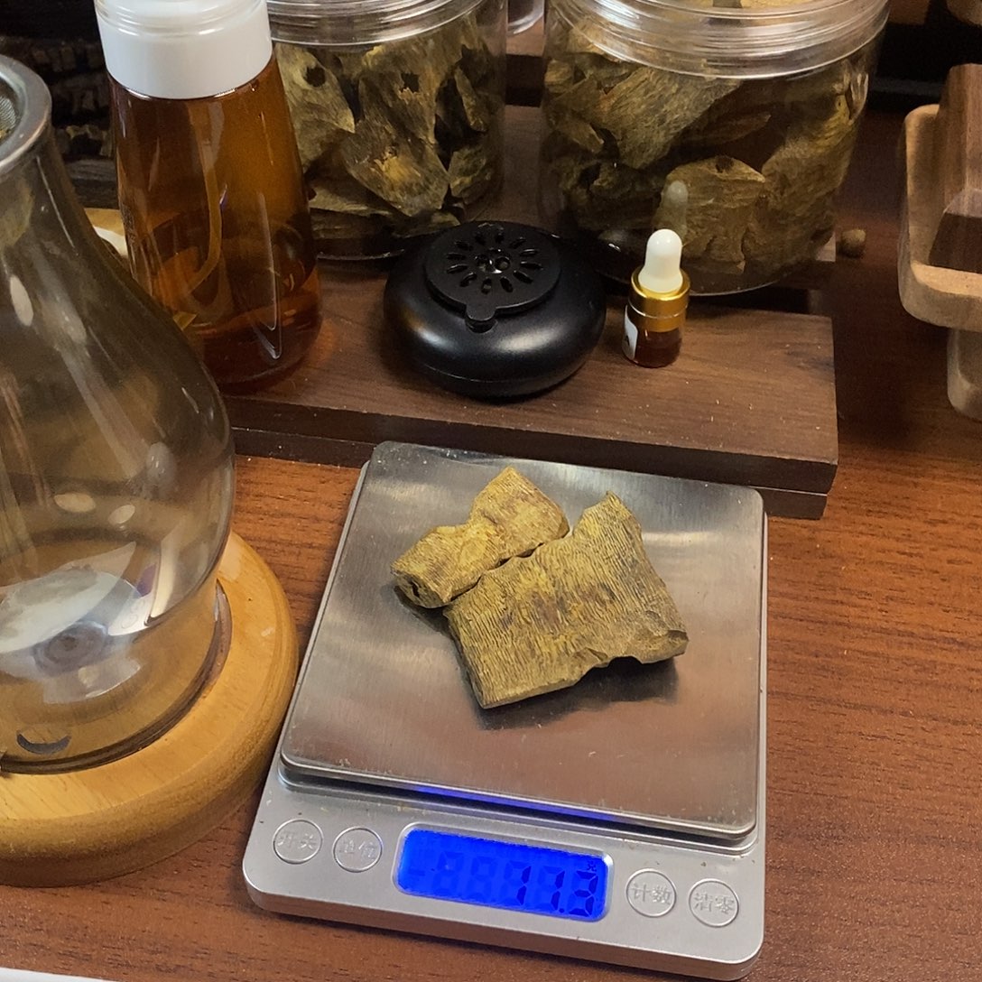 卢***销香料金丝油块料10g