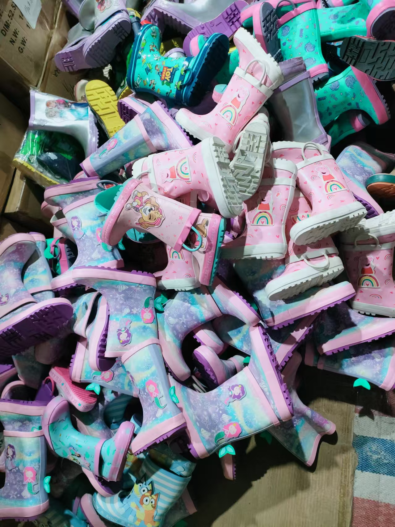 瑕疵橡胶儿童雨鞋软底软面可爱卡通儿童雨靴22-28码数