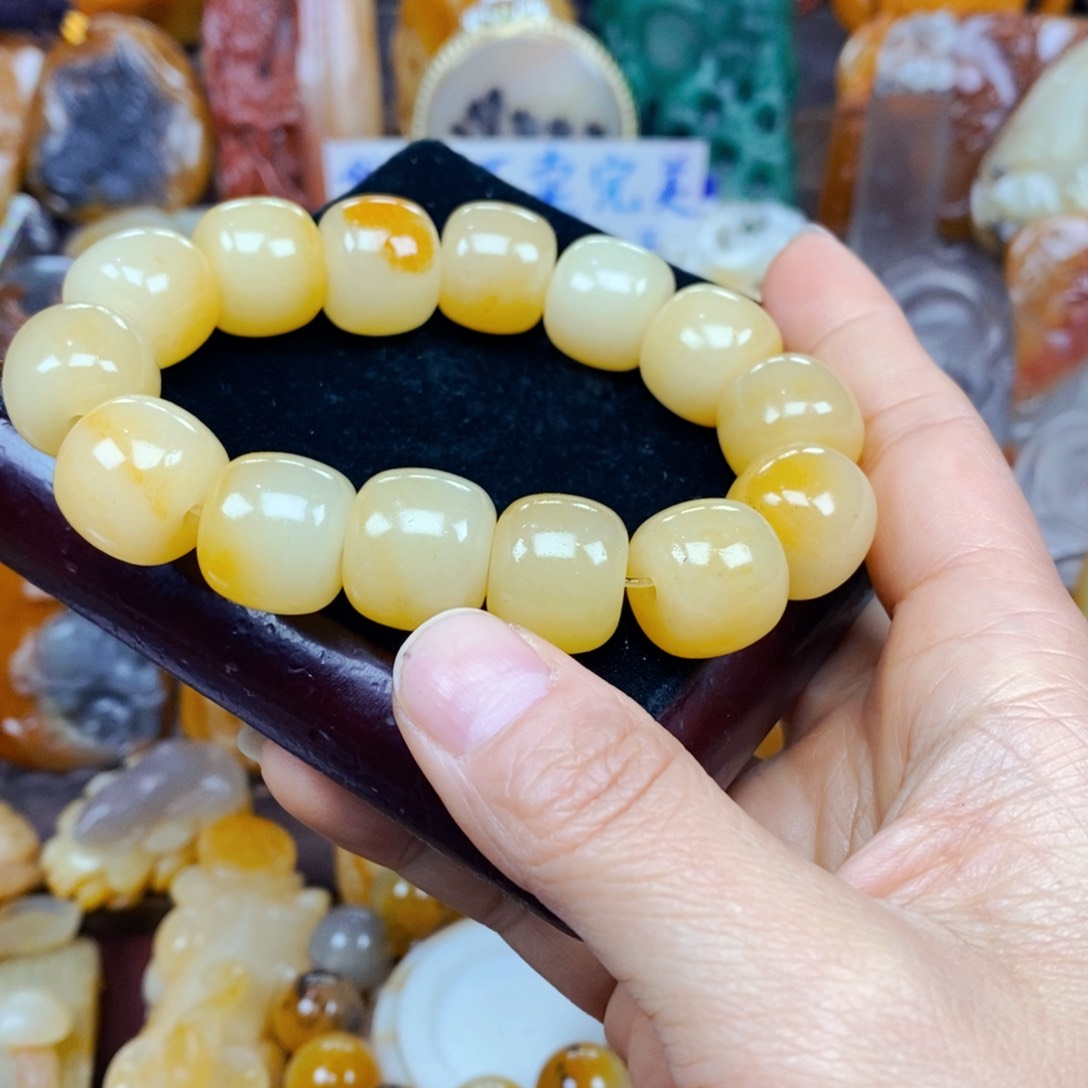 石英质玉（黄龙玉）未镶嵌颈饰