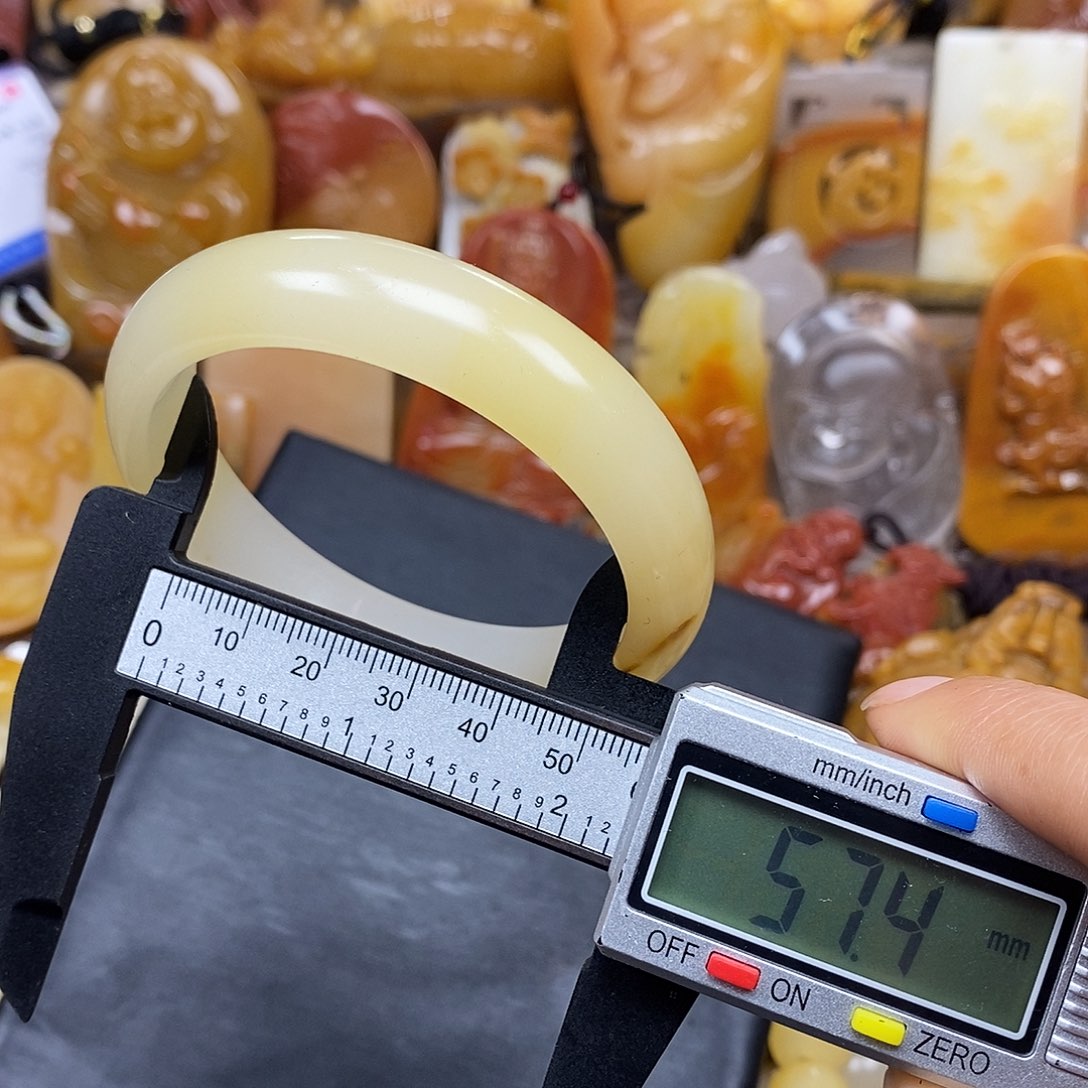 石英质玉（黄龙玉）颈饰未镶嵌