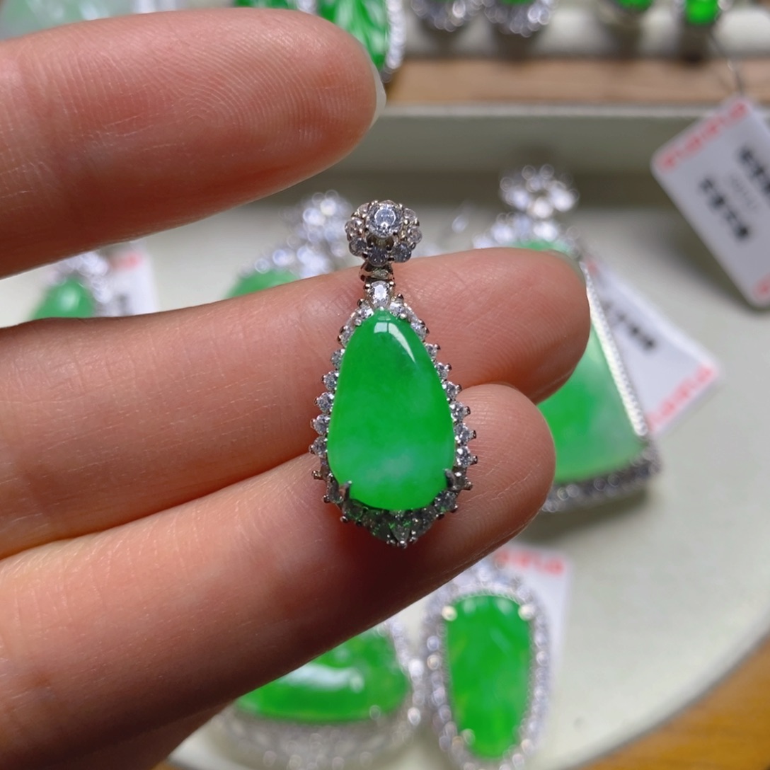 翡翠颈饰银S925镶嵌福瓜吊坠
