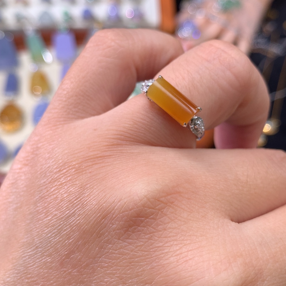 18K金镶嵌戒指翡翠马鞍戒指