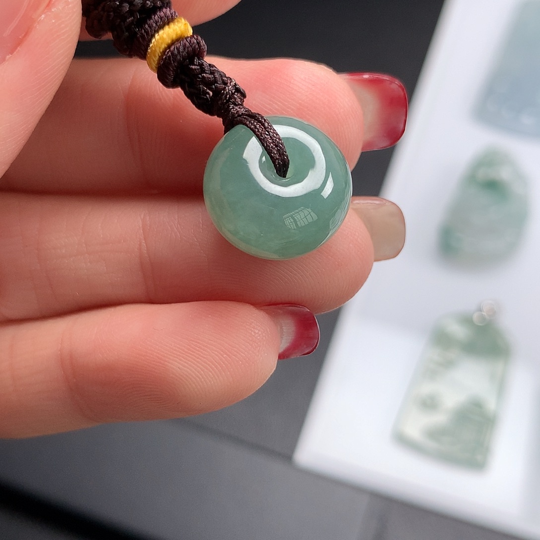 翡翠未镶嵌颈饰平安扣