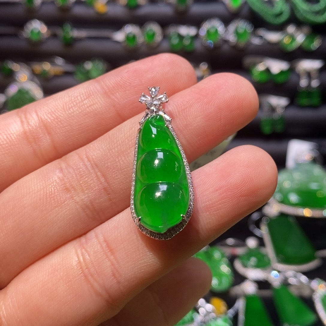 翡翠颈饰18K金镶嵌天然翡翠