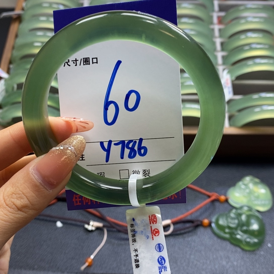 蛇纹石玉手镯未镶嵌小*婷
