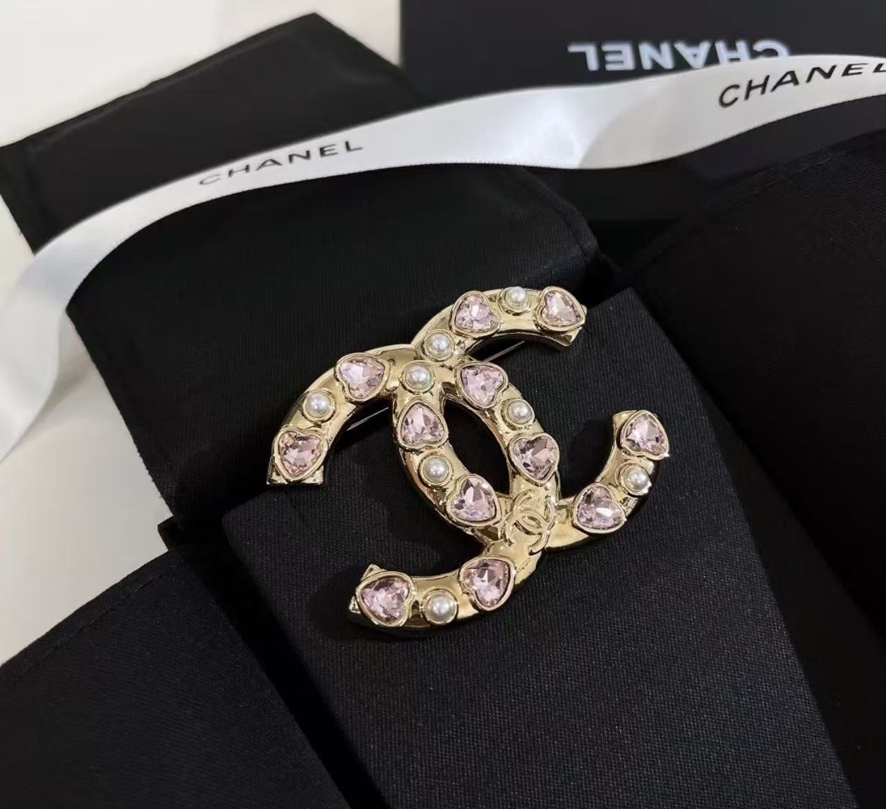 95新 Chanel/香奈儿 代卖服务！ 粉色爱心珍珠胸针 17476420 nn