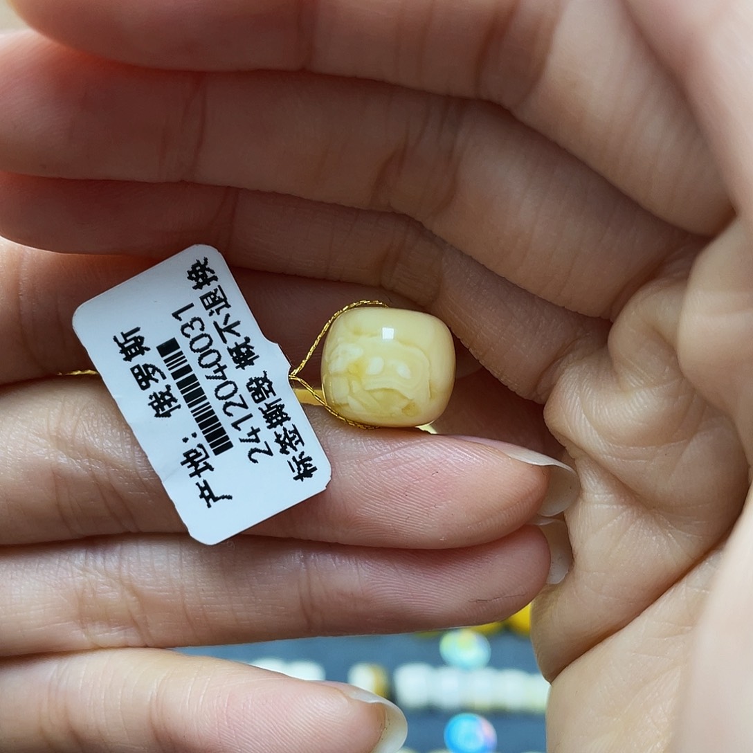 蜜蜡裸石未镶嵌沁色老型12.6✖️11.3mm