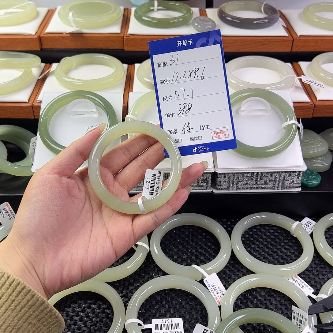 和田玉手镯未镶嵌你****乎