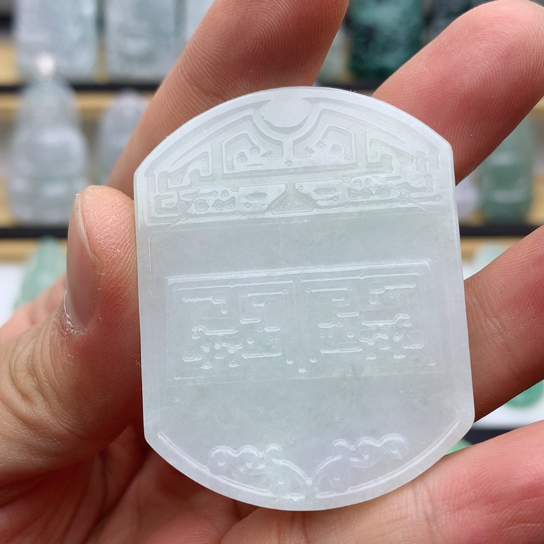 翡翠颈饰未镶嵌仿古牌