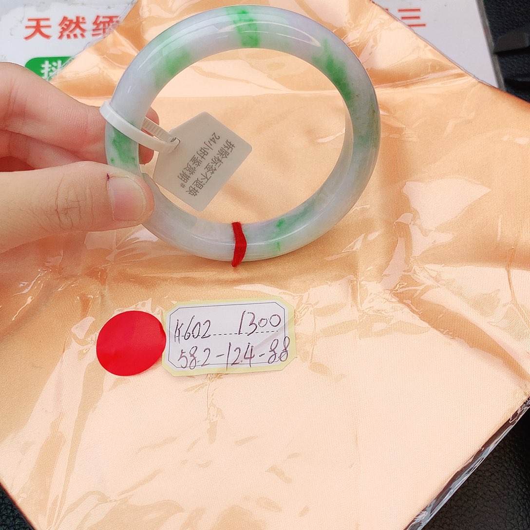 翡翠手镯未镶嵌翡翠