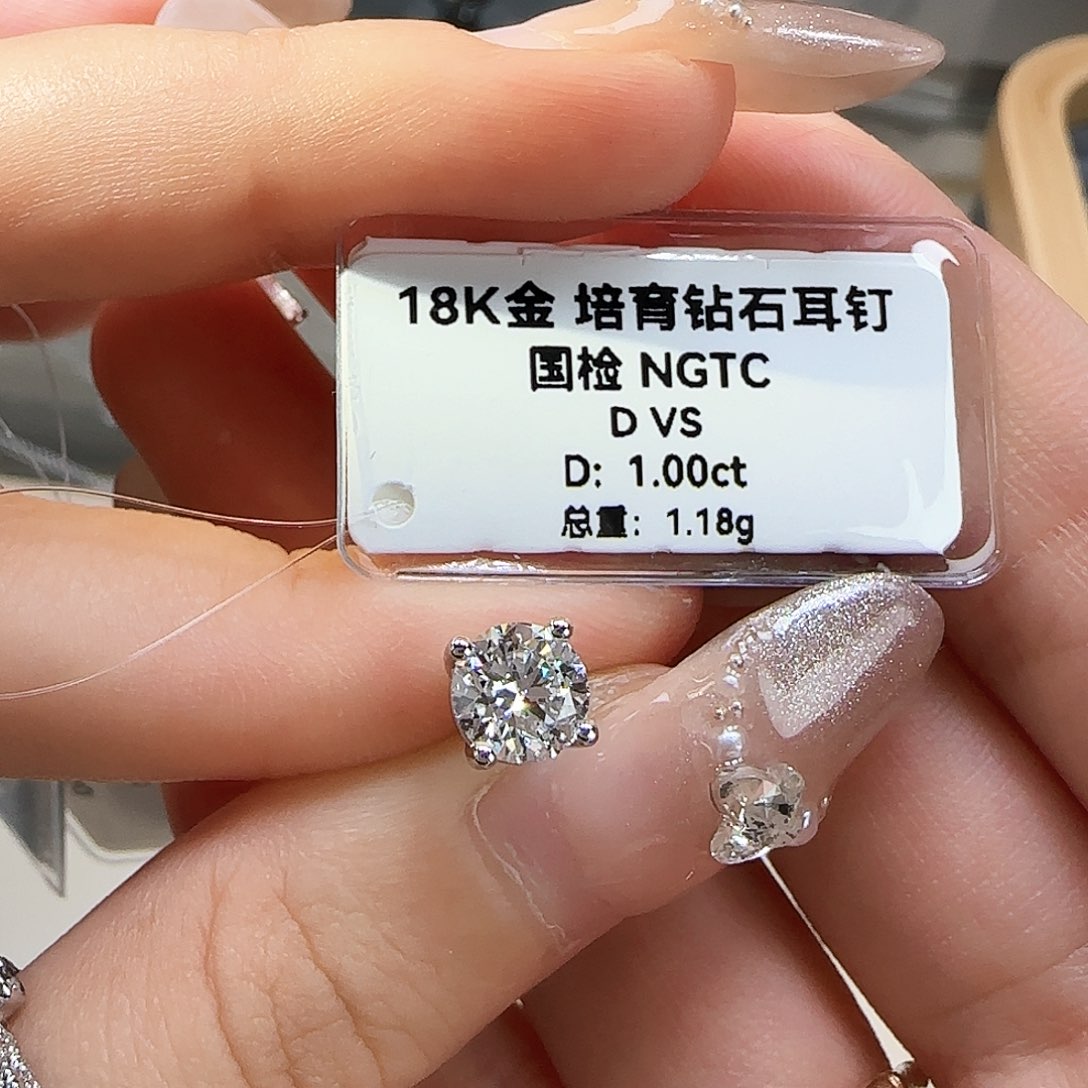 实验室培育钻石18K金镶嵌?一克拉四爪耳钉