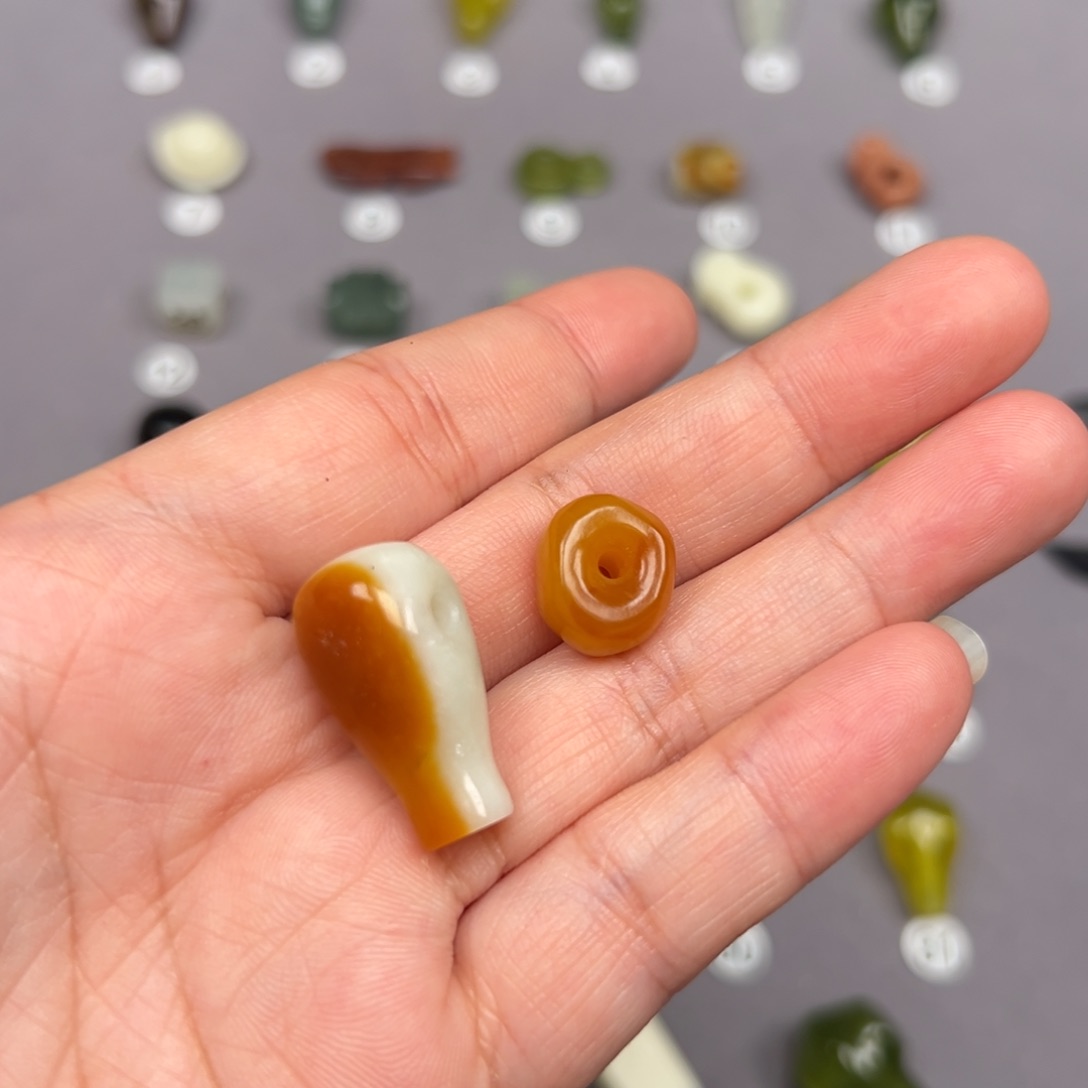 未镶嵌蛇纹石玉颈饰没**。