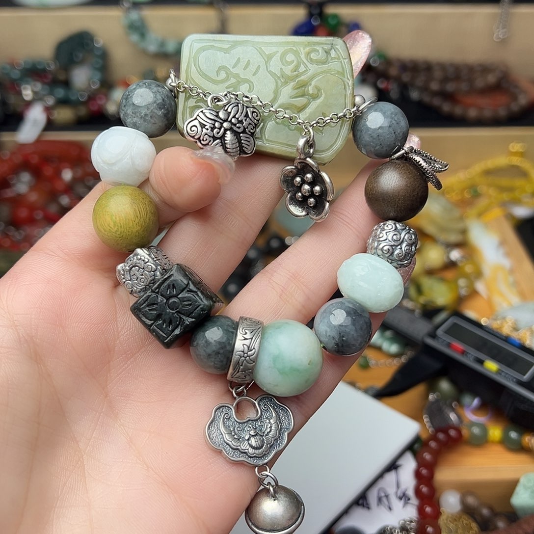 翡翠颈饰未镶嵌华****）吊坠