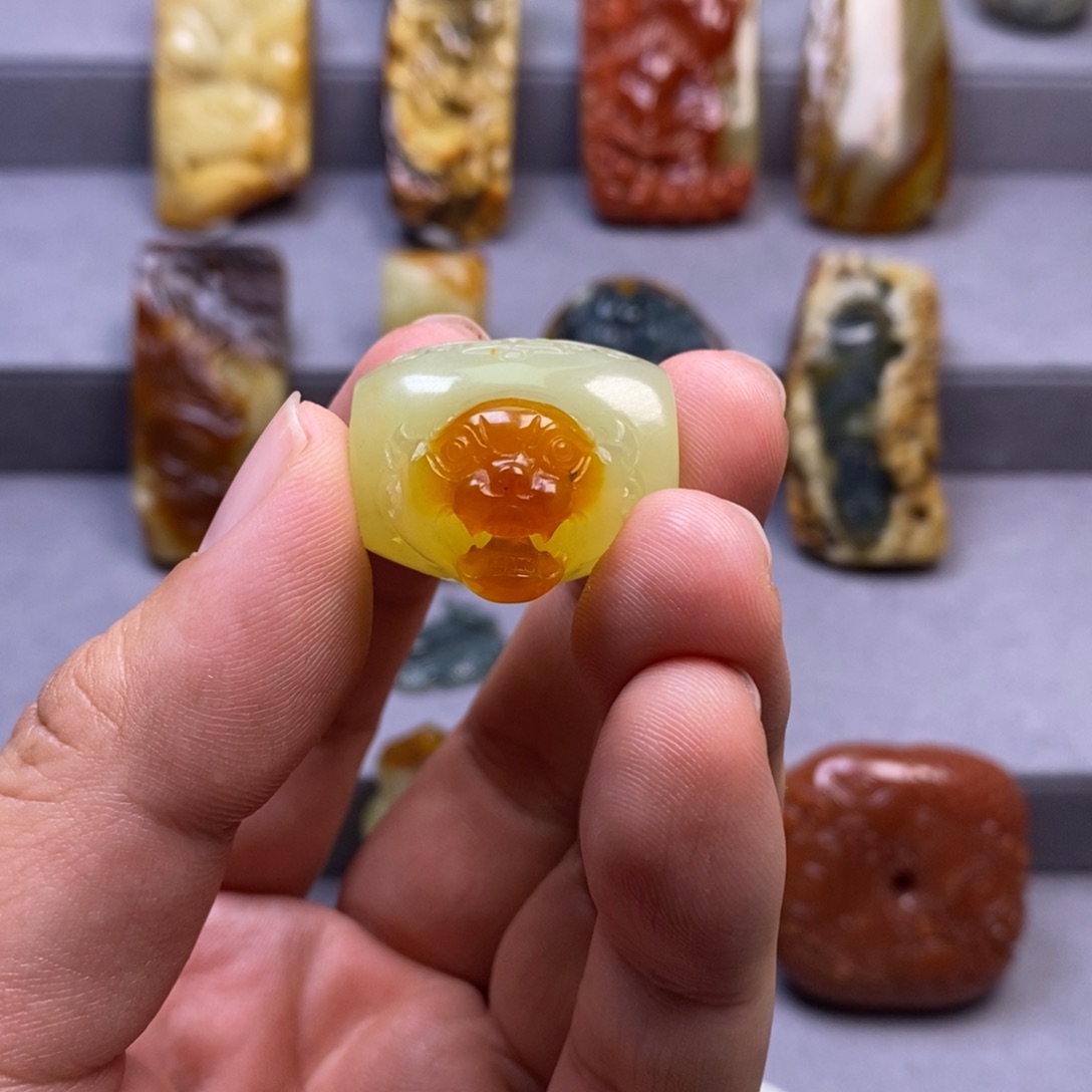 蛇纹石玉颈饰未镶嵌火*凰