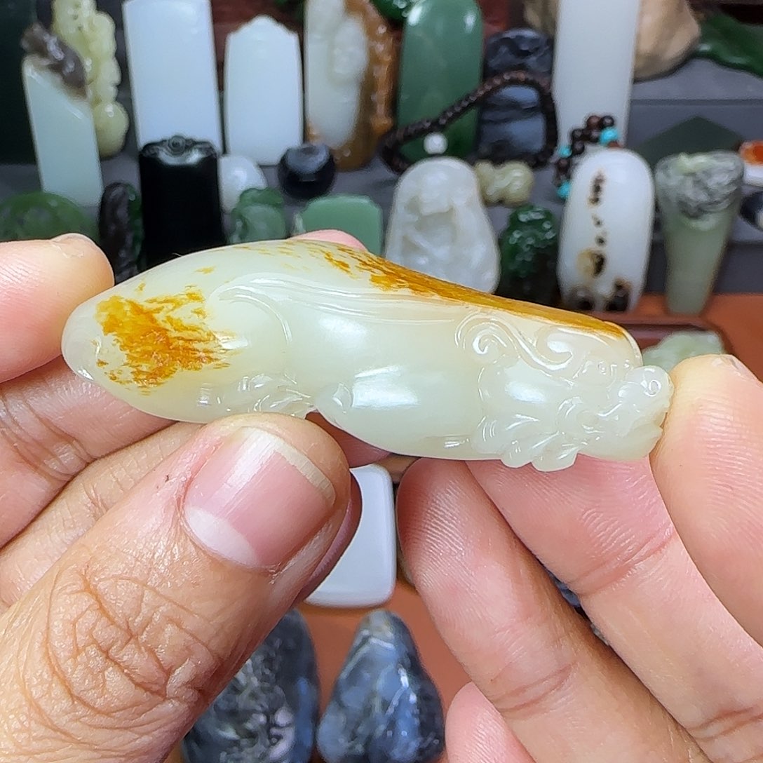 和田玉颈饰未镶嵌梧**?