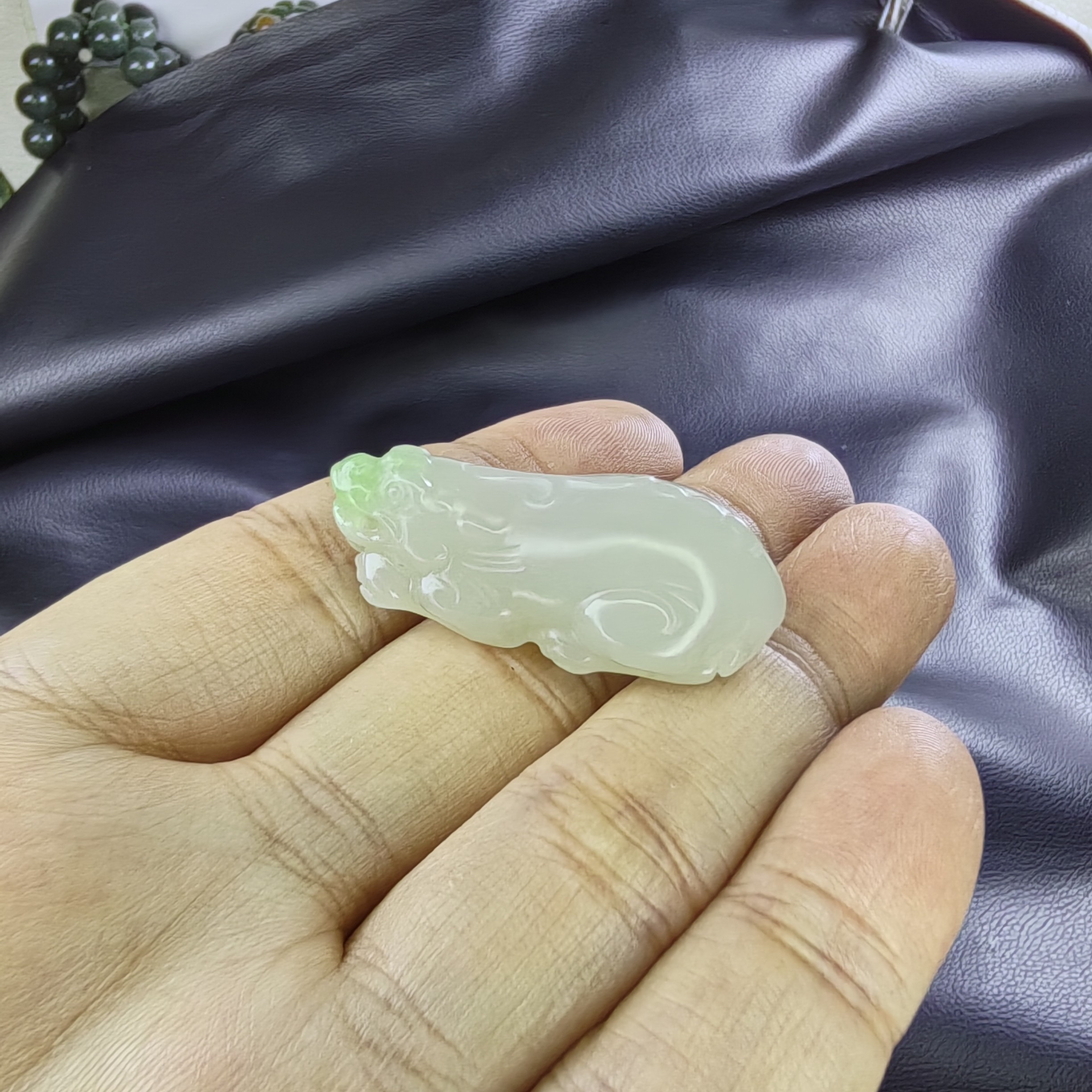 和田玉翠青貔貅要想生活过得去，身上必须带点绿！精品
