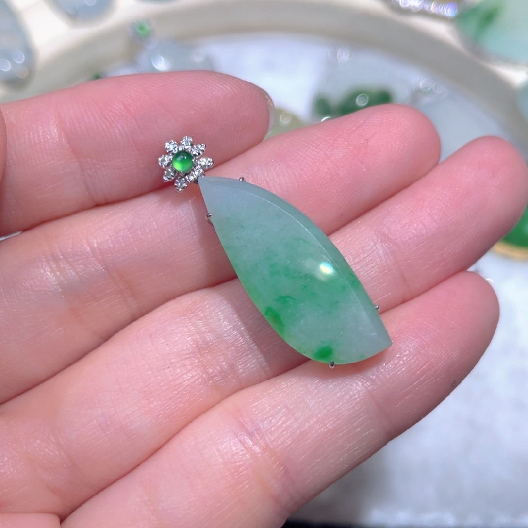 翡翠18K金镶嵌颈饰翡翠