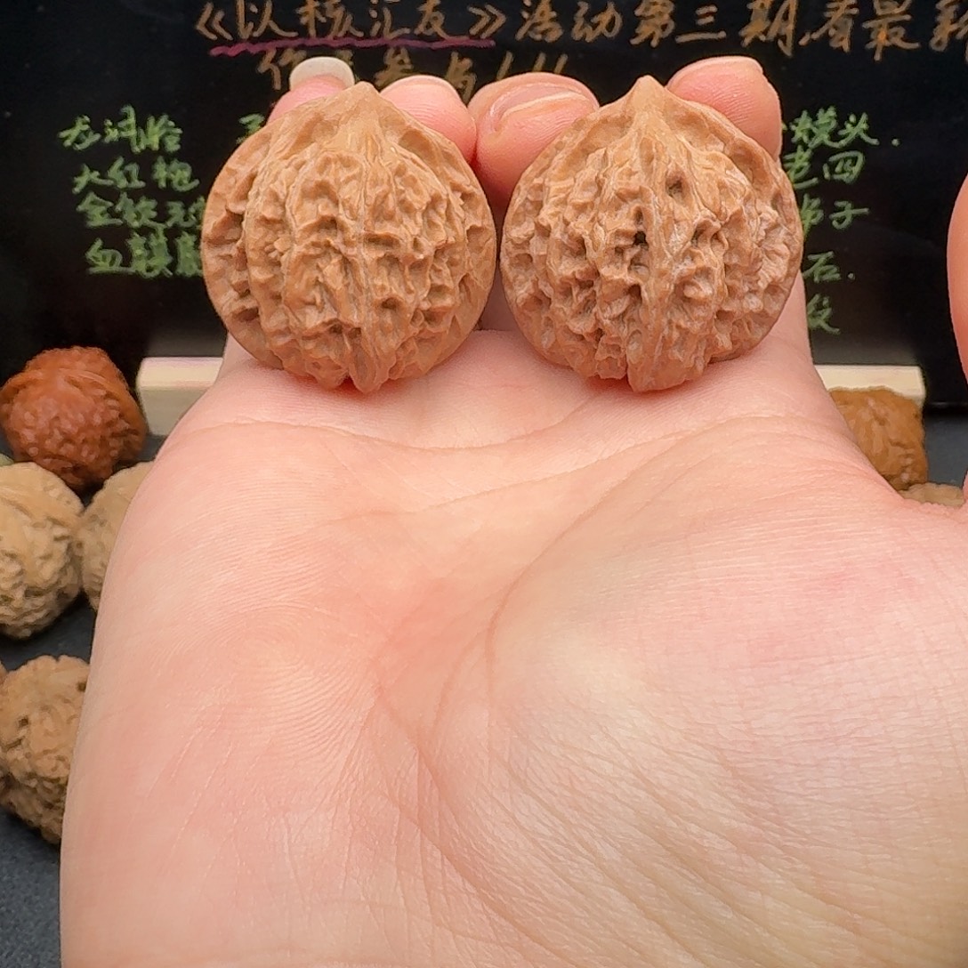 35红油皮野生文玩核桃