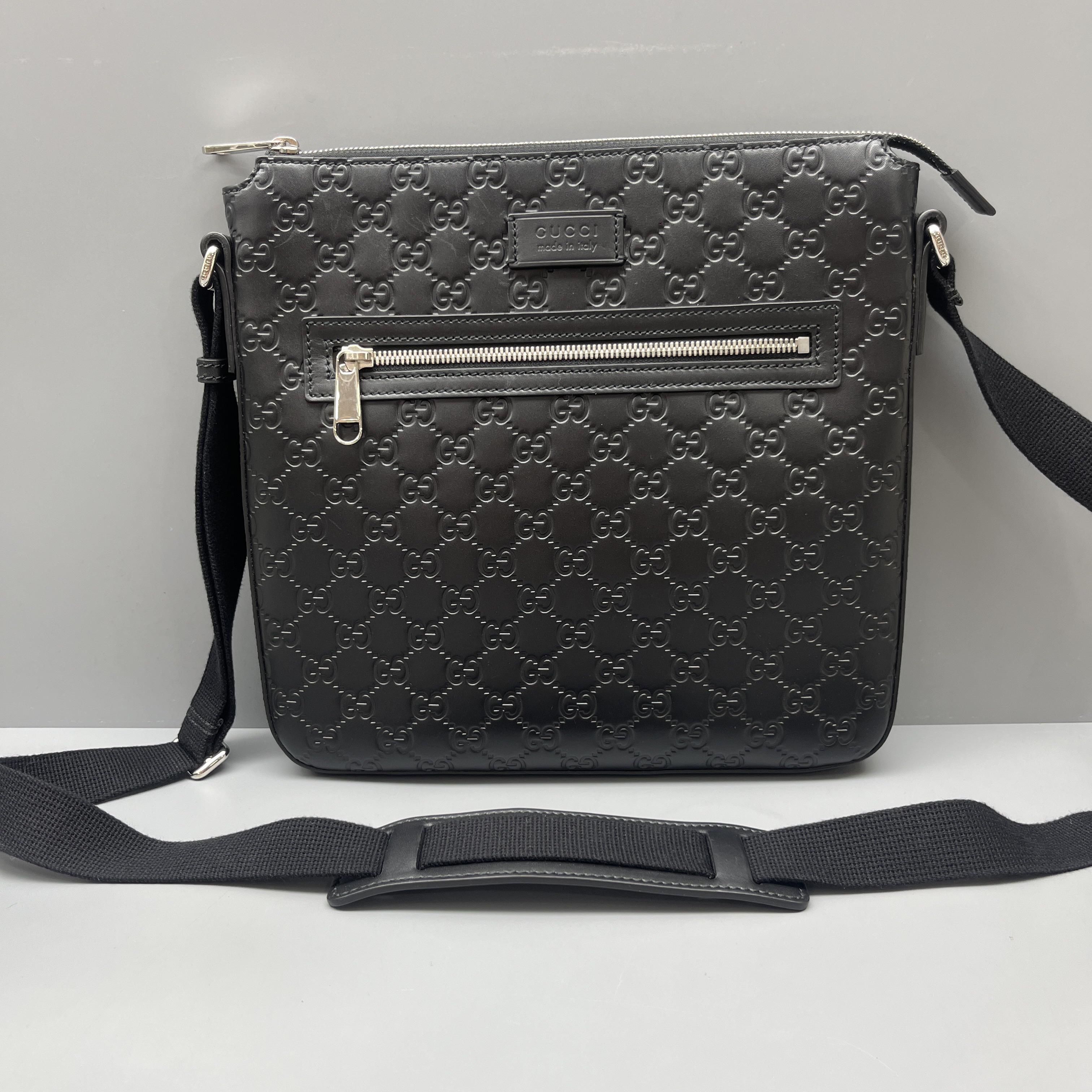 95新 GUCCI/古驰 黑色压花休闲邮差包 尺寸29*27 SV16600