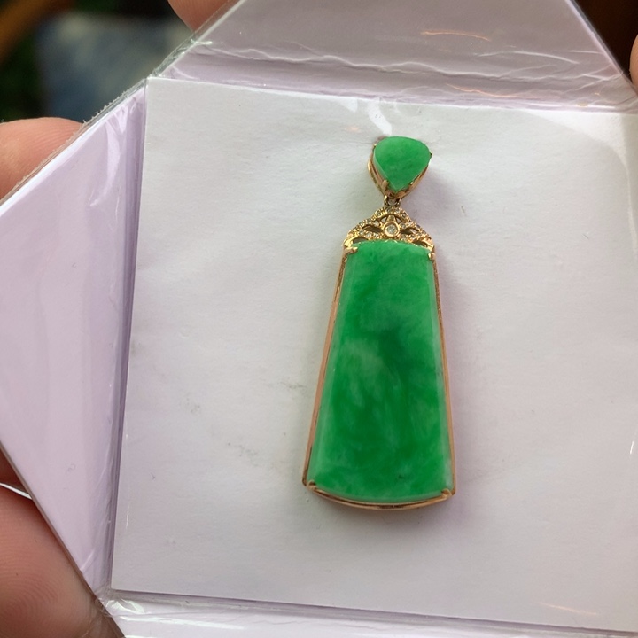 翡翠18K金镶嵌颈饰翡翠吊坠
