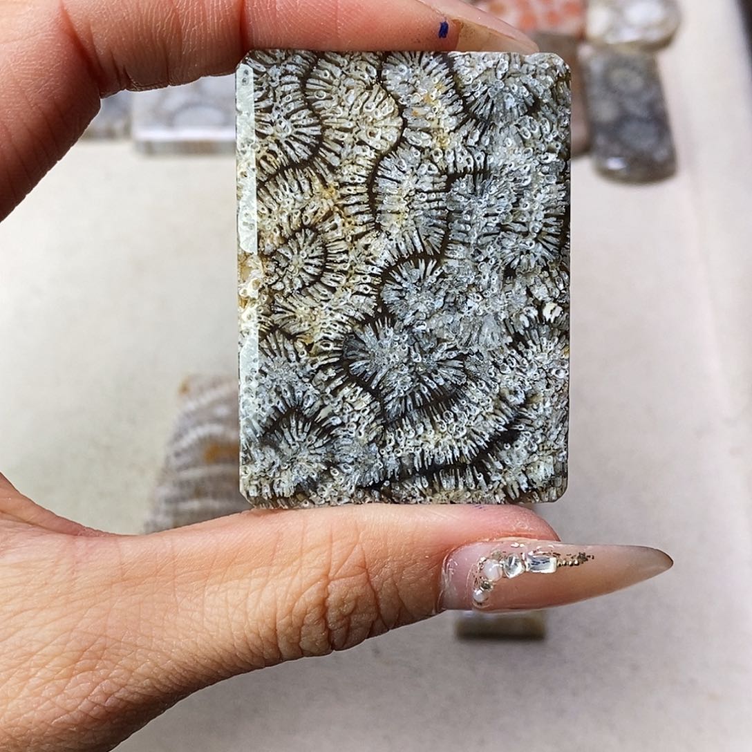 查罗石合金颈饰康**道