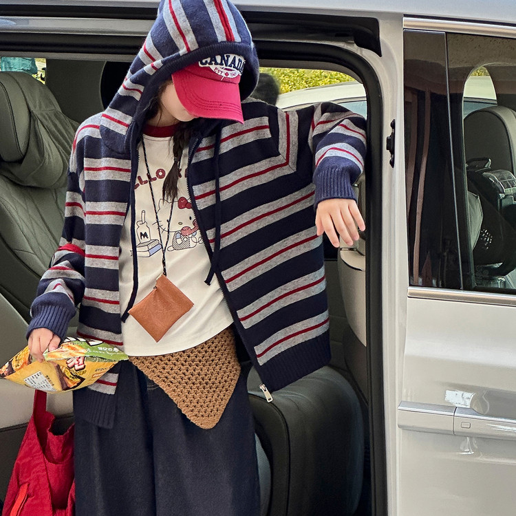 秋季女童休闲宽松保暖耐磨轻便透气防风藏青色条纹连帽拉链聚酯纤