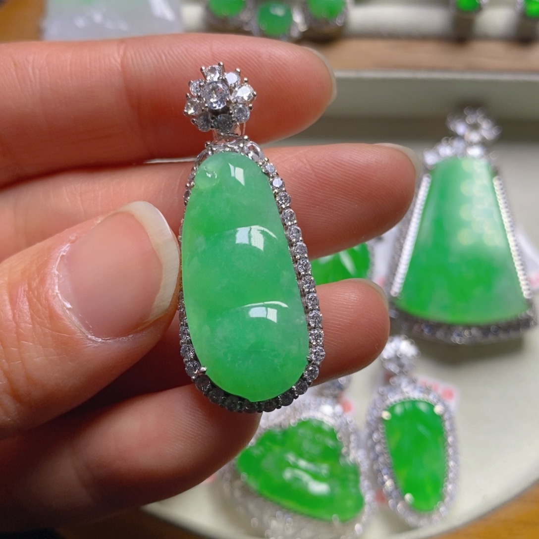 翡翠颈饰银S925镶嵌福豆吊坠