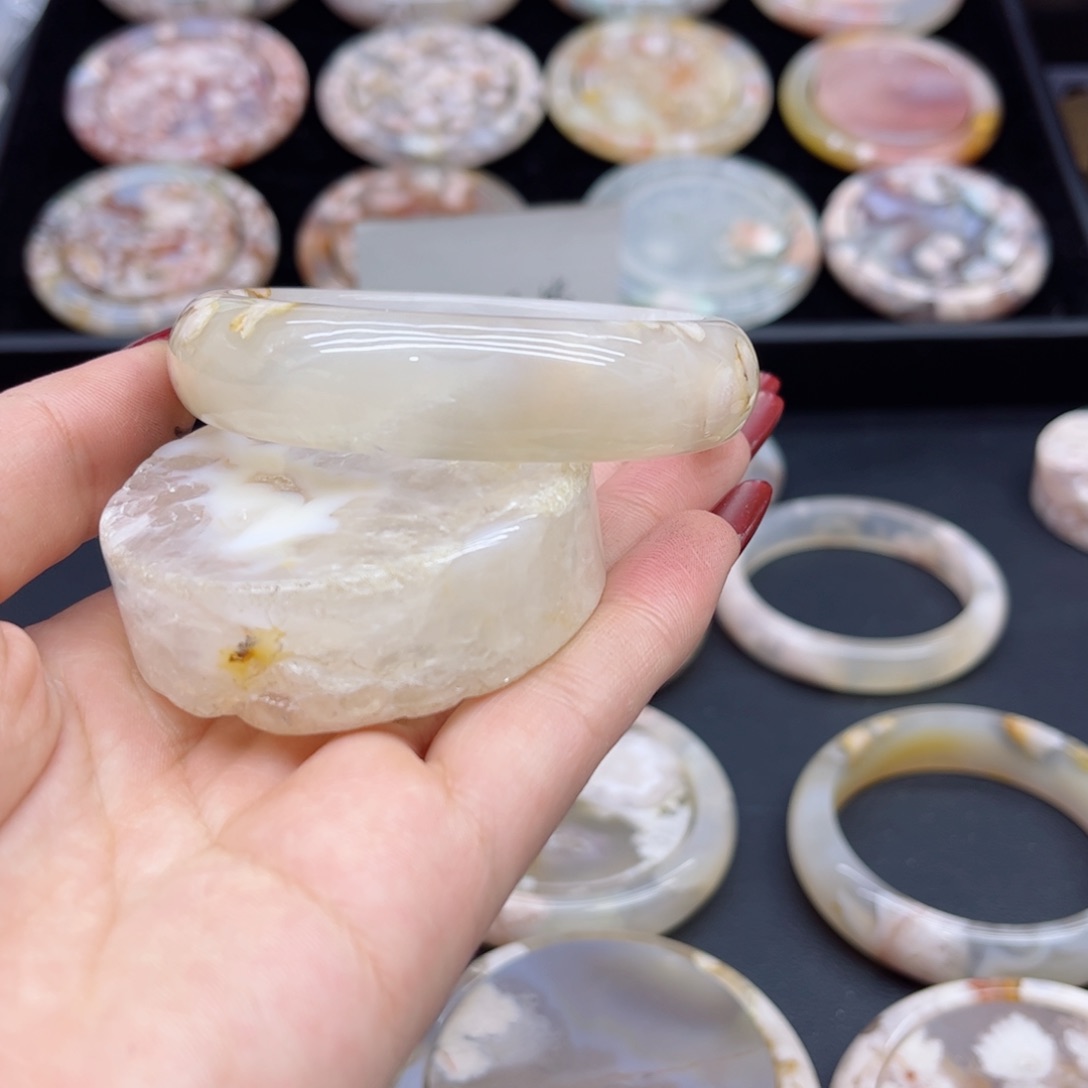 玛瑙/玉髓手镯未镶嵌55