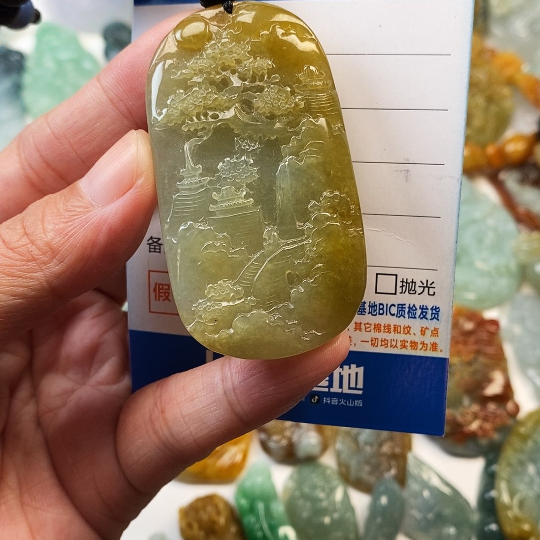 翡翠未镶嵌颈饰山水