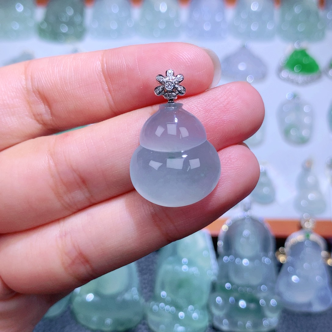 颈饰18K金镶嵌翡翠葫芦