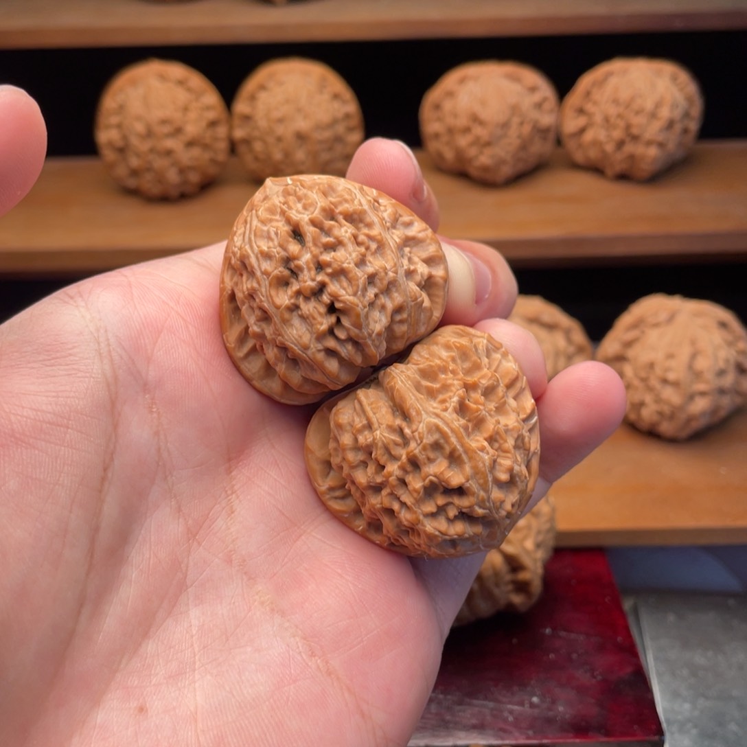 文玩核桃把件38精配红皮三角白实木气门