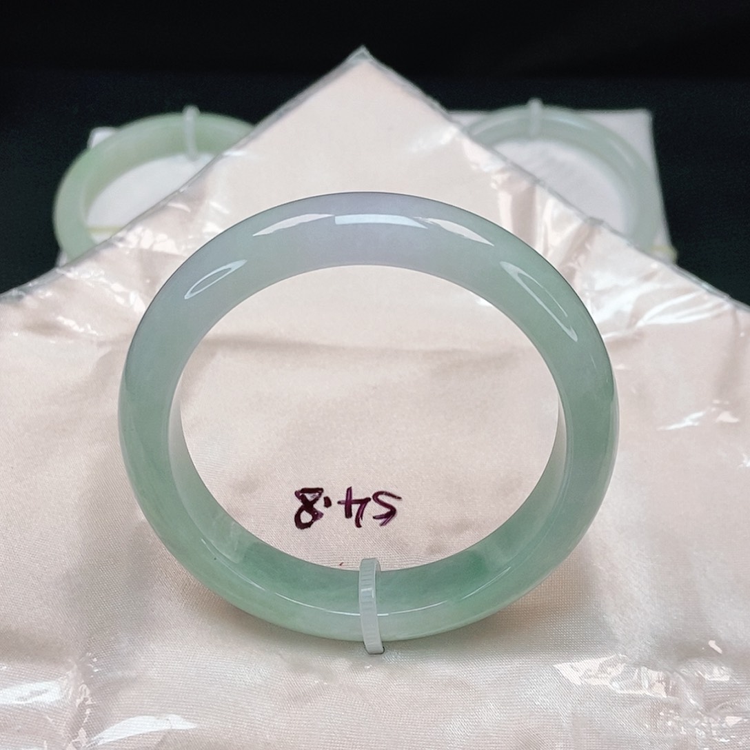 翡翠手镯未镶嵌泥鳅背