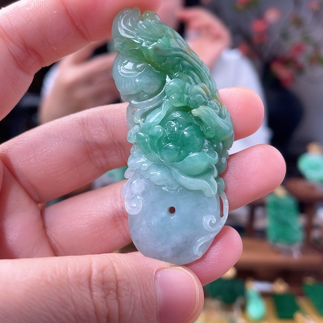 翡翠未镶嵌吊坠(赠链)