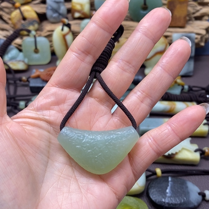 蛇纹石玉未镶嵌颈饰