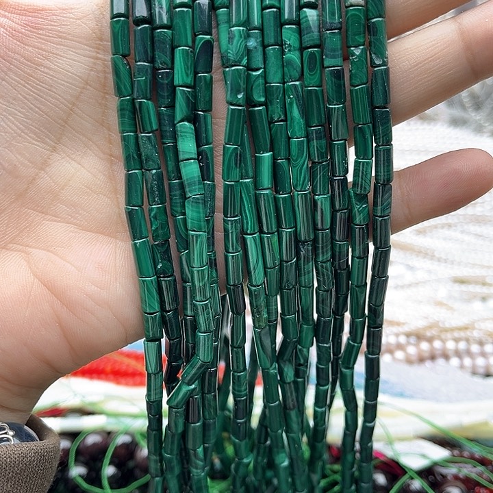 未镶嵌玛瑙/玉髓珠宝半成品一条4mm左右孔雀石管珠几颗有瑕