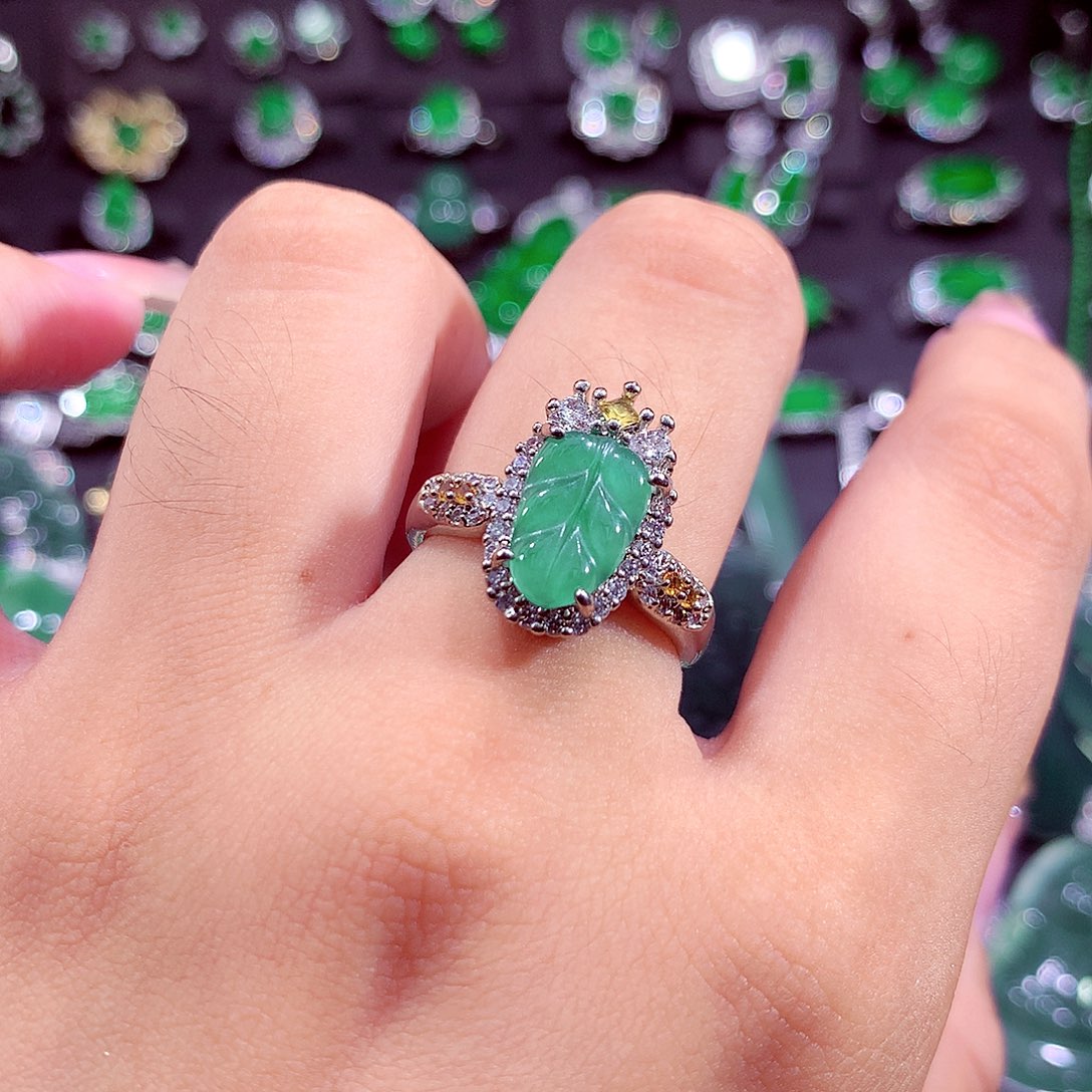 翡翠未镶嵌颈饰挂件