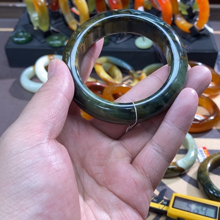 透闪石-蛇纹石玉未镶嵌手镯