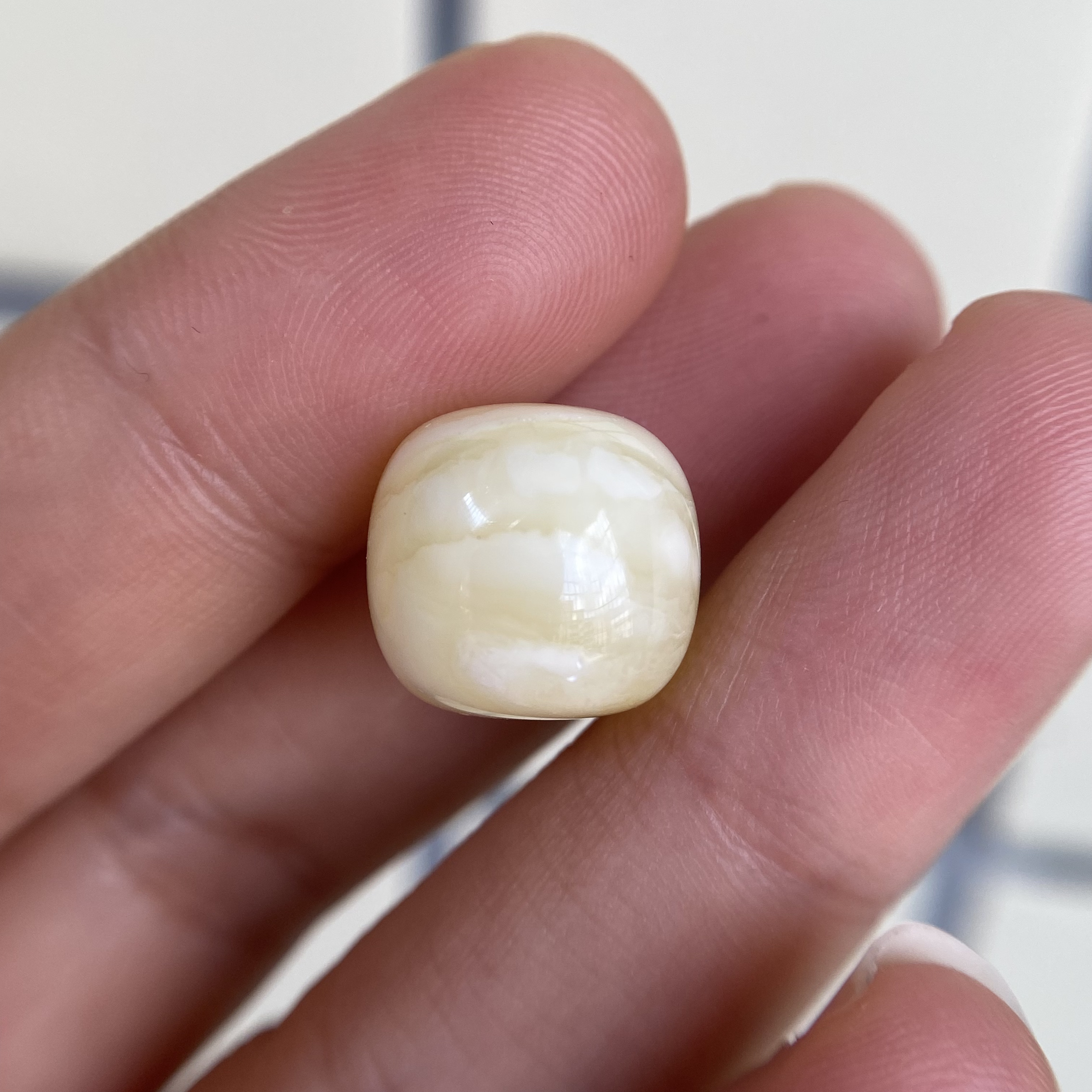 蜜蜡白花千层老型配饰13.6×12.6mm，清货不退，有点小沙眼，介意勿拍