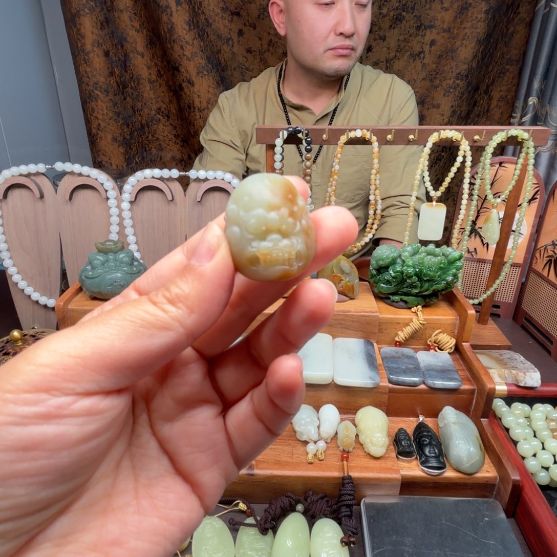 和田玉未镶嵌颈饰兽面