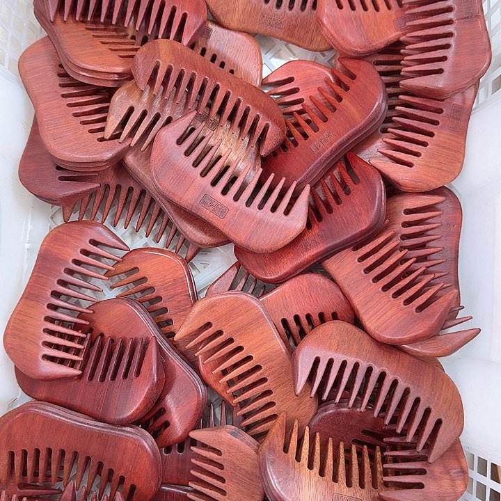 红檀木小月梳子瑕疵裂