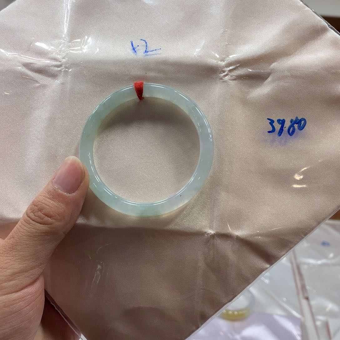 翡翠手镯未镶嵌微瑕