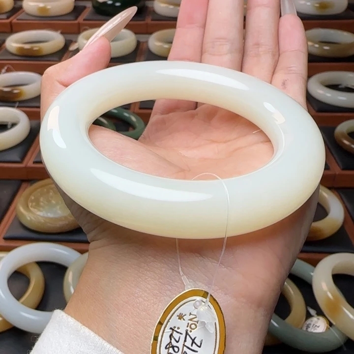 精品暖白玉胖圆和田玉手镯