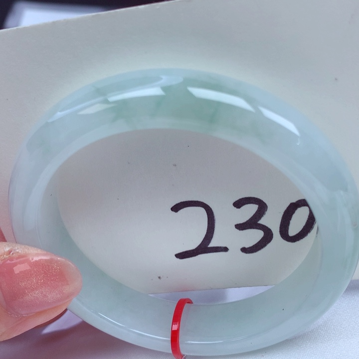 翡翠手镯未镶嵌翡翠