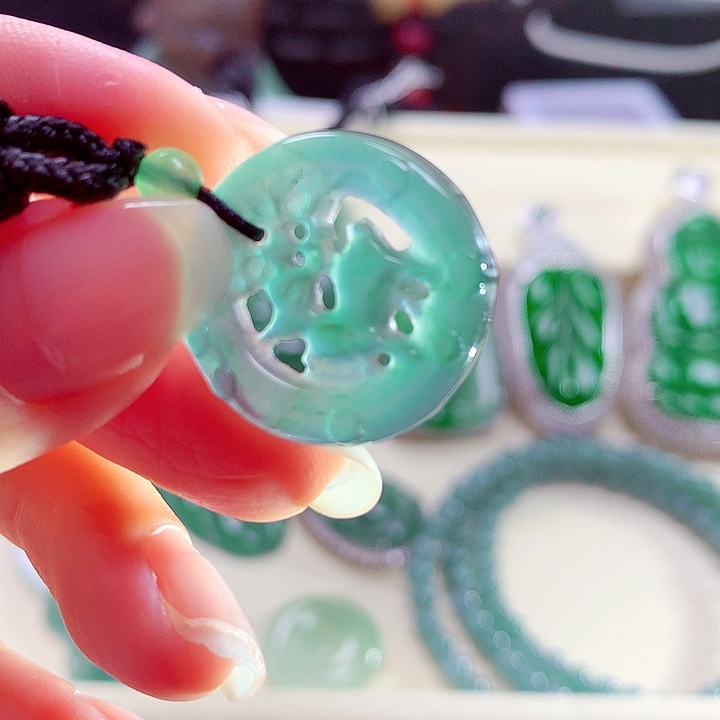 翡翠颈饰未镶嵌天然