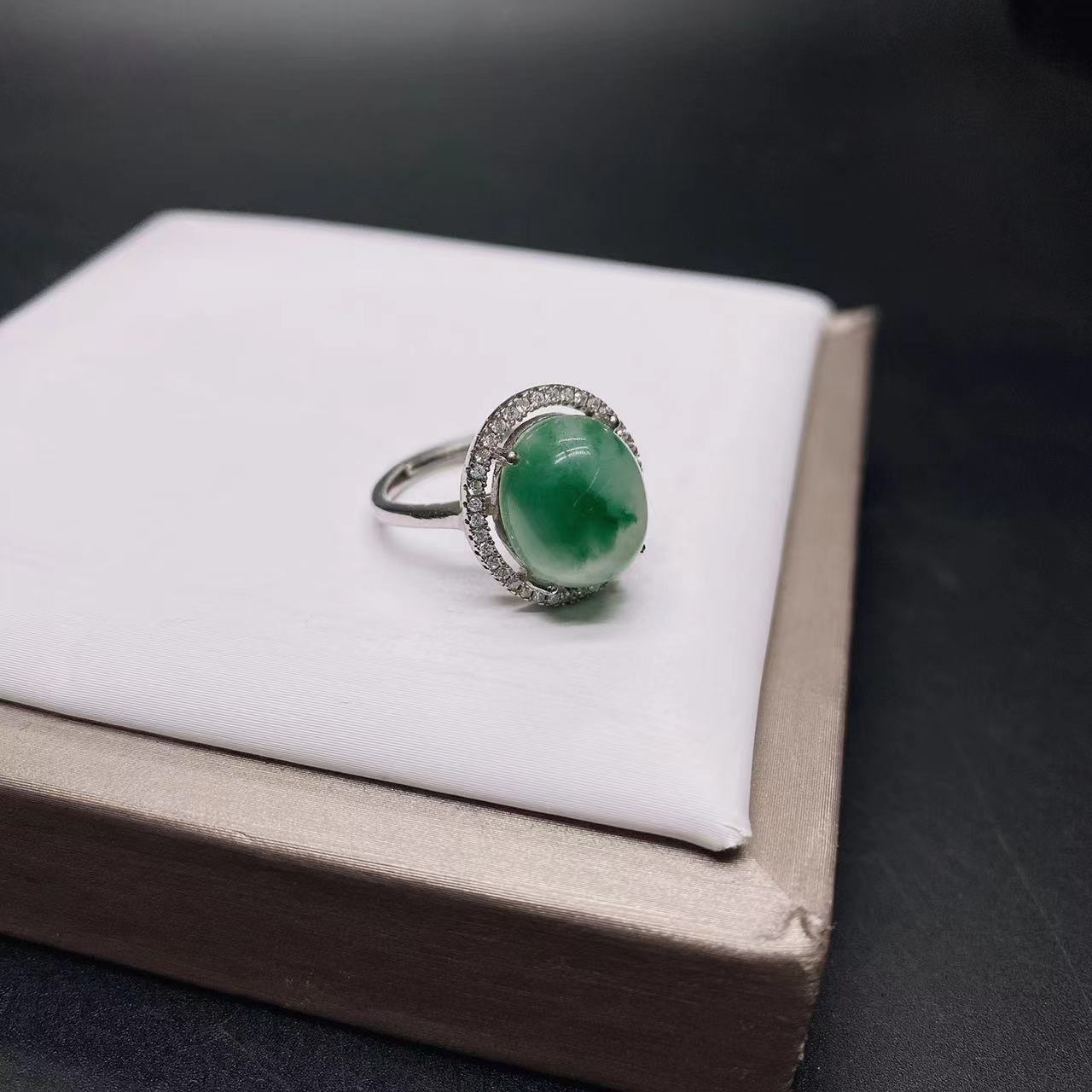 独龙玉冰飘花蛋面戒指