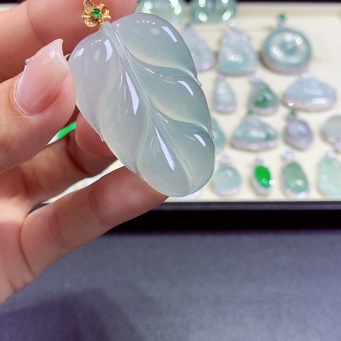翡翠18K金镶嵌颈饰